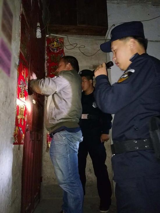 贞丰李文锁城开锁公司粗心妈妈误将幼女锁家中 民警全城寻开锁师傅开门